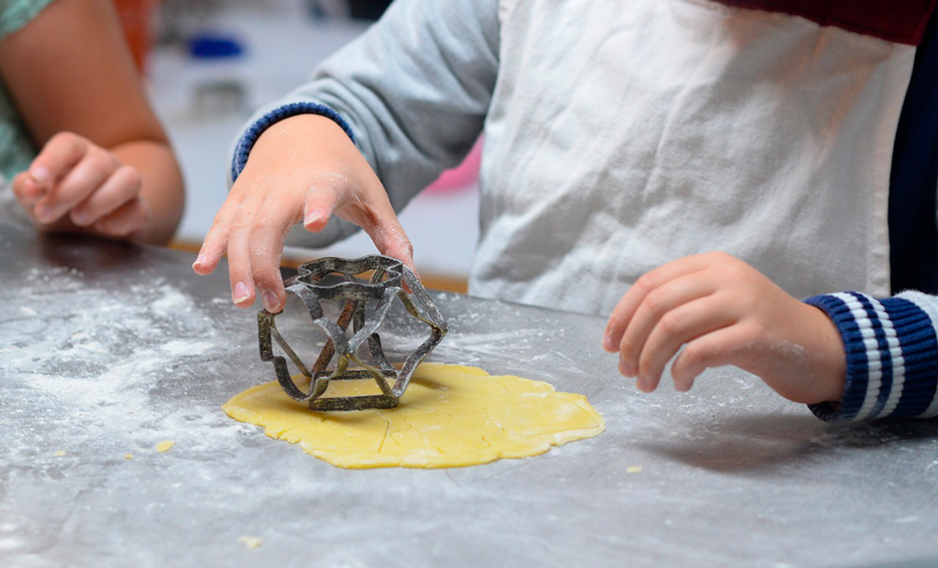 niño haciendo pasteles en su torre de aprendizaje torre de aprendizaje segunda mano