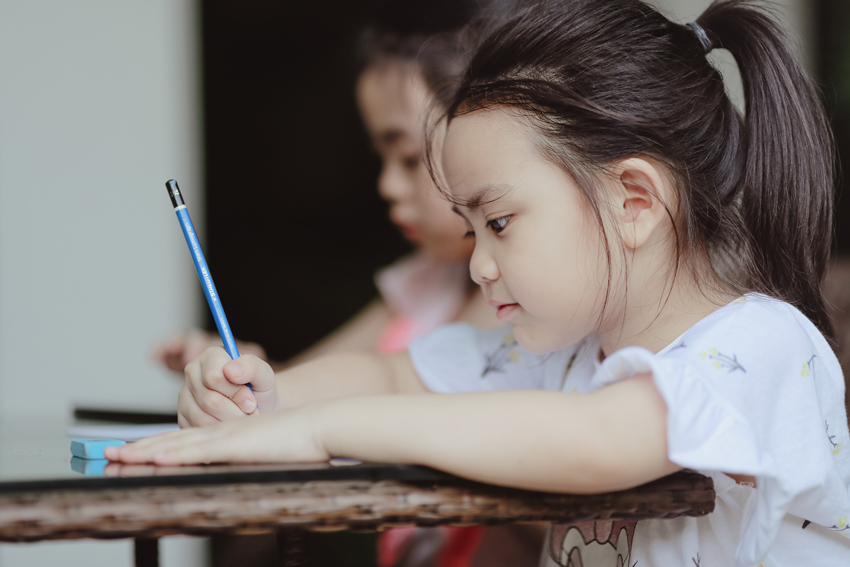 niña dibujando sentada en su torre de aprendizaje la torre rosa montessori amazon